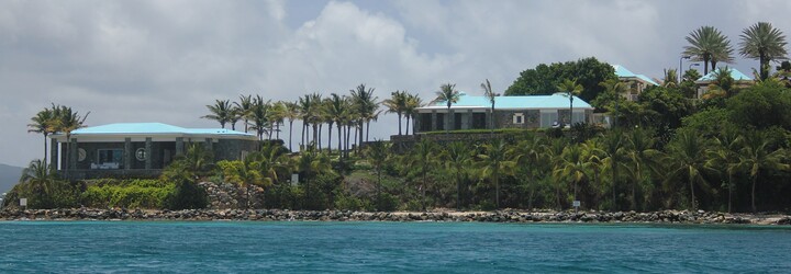 Chodil tam americký prezident aj syn kráľovnej Alžbety II.: Epsteinov ostrov bol miestom hriechu a sexuálneho násilia