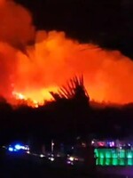 Chorvatské Zrče je v plamenech. Z festivalu Fresh Island museli evakuovat 10 tisíc lidí