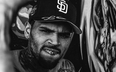 Chris Brown si dal na zuby magnetické grillz z 24karátového zlata. Stály ho téměř 2,3 milionu korun