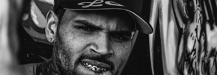 Chris Brown si dal na zuby magnetické grillz z 24karátového zlata. Stály ho téměř 2,3 milionu korun