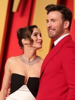 Chris Evans sa stal otcom dva roky po tajnej svadbe. Jeho partnerka priviedla na svet dievčatko