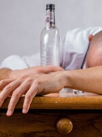 Chronický covidový stres: Češi více pijí a berou prášky na spaní