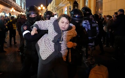 Chudší oblasti Ruska se bouří proti mobilizaci. Policie zatkla přes 2000 demonstrantů