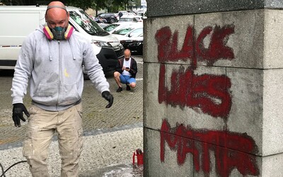 Churchillovu sochu v Praze někdo posprejoval nápisem Black Lives Matter