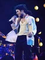 Chystaný film o Michaelu Jacksonovi narazil na komplikace. Celý konec musel být přetočen