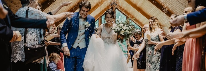 Chystáš sa na letnú svadbu? V týchto šatách budeš vyzerať očarujúco, no nezatieniš nevestu