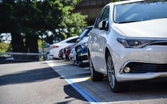 Chystáš sa v lete na dovolenku? Polícia radí, kde máš zaparkovať auto