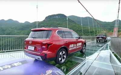Čína otevřela nejdelší skleněný most na světě. Má přes půl kilometru a je to ideální trénink pro lidi, kteří se bojí výšek