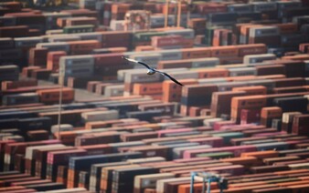 Čína pritvrdzuje. Clo na americký tovar stúpa na 125 %, USA má na krku ďalšiu žalobu