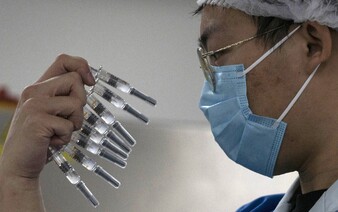 Číně se koronavirus znovu vymyká z rukou. Registruje rekordní počty nakažených