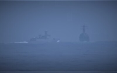 Čínská loď byla jen 140 metrů od zasažení americkým torpédoborcem. Čínský ministr obrany varoval USA