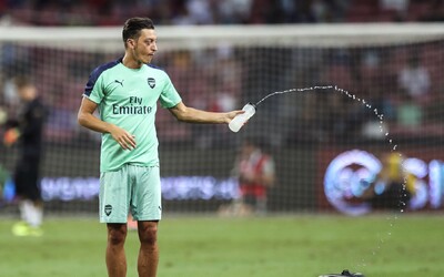 Čínská televize odmítla vysílat zápas Arsenalu. Důvodem je Mesut Özil, který podpořil utlačovanou menšinu