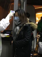 Čínské město, odkud se začal šířit virus, zastavilo veřejnou dopravu. Hlášeno je 17 obětí