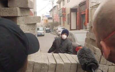Čínští vesničané staví barikády z cihel. Nechtějí pustit dovnitř nikoho s virem