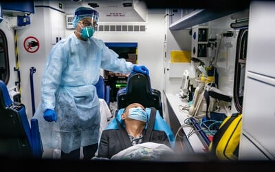 Čínski doktori z Wu-chanu nosia plienky. Pri množstve pacientov nakazených vírusom nemajú čas na toaletu