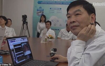 Čínský chirurg operoval pacienta přes internet. Proti Parkinsonově chorobě bojoval z dálky 3 000 kilometrů