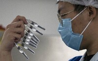 Čínský prezident nechce přijmout západní vakcíny proti covidu-19, přestože se jeho země potýká s problémy