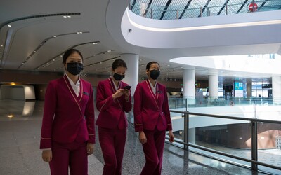 Čínsky úrad pre civilné letectvo odporúča letuškám nosiť plienky a vyhnúť sa WC. Chcú tým zamedziť šíreniu koronavírusu