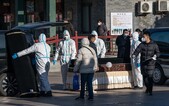 Čínu děsí epidemie „bílých plic“, která se dostala i do Evropy. Postihuje hlavně jednu skupinu lidí