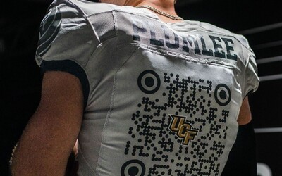 Čísla na dresech týmu amerického fotbalu nahradily QR kódy. Fanoušci se díky nim dozvědí detaily o hráčích 