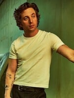 Cítíme oscarový potenciál! Jeremy Allen White se mění v legendárního zpěváka, ve filmu zazáří i hvězda Adolescence