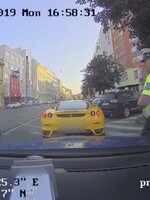 Cizinec ve Ferrari byl v Brně zastaven hlídkou za přestupek. Ukázalo se, že je hledaný po celé Evropě
