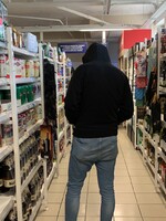 Čo Slováci kradnú v obchodoch a aké triky používajú? Supermarketov sme sa spýtali, či vieme produkty poľahky vyniesť z predajní