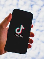 Co dělá TikTok pro to, aby ho v Česku nezakázali? Zeptali jsme se zástupců firmy