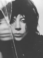 Co dělat o víkendu: Kde oslavit MDŽ, nová Lady Gaga i tipy na filmy a seriály