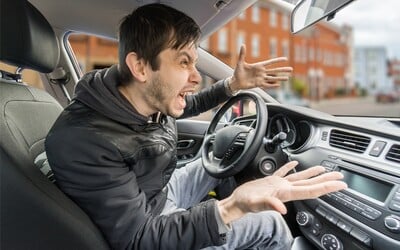 Co nejvíc rozčiluje Čechy na silnicích? Podívej se, co říká nový průzkum