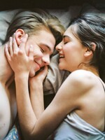 Čo sa deje s tvojím telom počas orgazmu a prečo ti robí tak dobre? Pôsobí ako liek od bolesti, mozog pri ňom vypína centrá logiky