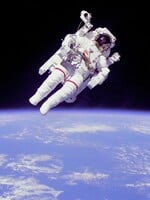 Čo sa stane s telom astronauta, ktorý zomrie na dlhoročnej misii vo vesmíre? Telo nemôžu pochovať ani spáliť na popol