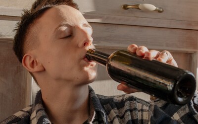 Čo sa stane s tvojím telom, ak budeš piť alkohol každý deň? Od prvého pohára vína „na dobrú noc“ až po zlyhávanie orgánov