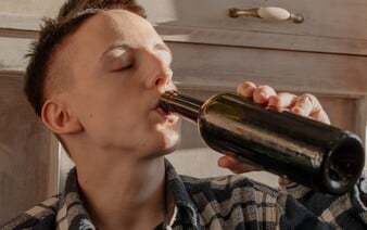 Co se stane s tvým tělem, když budeš pít alkohol každý den? Od sklenky vína „na dobrou noc“ až po selhávání orgánů