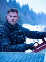 Co si pustit o víkendu: Chris Hemsworth zabíjí v Mladé Boleslavi a na Netflixu nahlédneš do černé budoucnosti