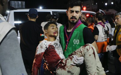 Co víme o výbuchu v Gaze: Stovky mrtvých, vadná raketa Hamásu a protesty muslimů po celém světě