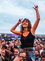 Co všechno najdeš na Rock for People? Na festivalu tě letos čekají podcasty, elektronika, rap i gastro zážitky