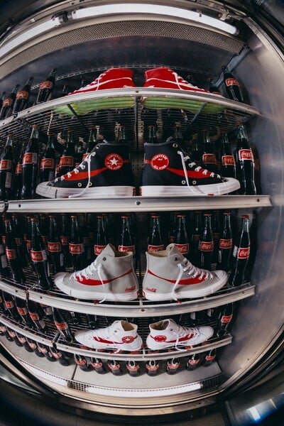 Coca-Cola a Converse spojily síly v nové kolekci. Oslavují lásku a kreativitu