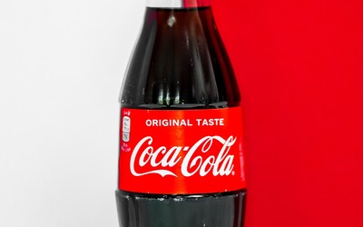 Coca-Cola u svých nápojů zavádí neodnímatelná víčka. Hlasuj v anketě, co si o tom myslíš 