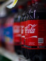 Coca-Cola zvýšila ceny a v 1. čtvrtletí si pěkně namastila kapsy