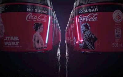 Coca-Cola prináša špeciálnu Star Wars edíciu fľaše s OLED etiketou, na ktorej žiaria svetelné meče