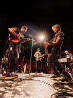 Coldplay překonali Taylor Swift. Jejich turné se stalo nejnavštěvovanějším v historii