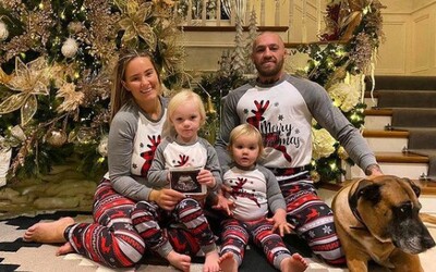 Conor McGregor bude mít další dítě. Bojovník to oznámil na rodinné fotce pod vánočním stromkem