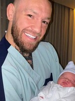 Conor McGregor sa na Instagrame pochválil fotografiou s novorodeným synom