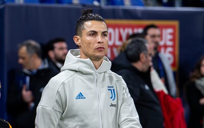 Cristiano Ronaldo a ďalší hráči Juventusu sa vzdali platov v hodnote 90 miliónov eur, aby pomohli klubu