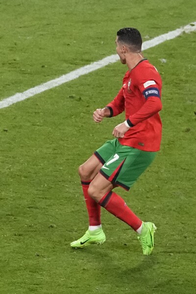 Cristiano Ronaldo nedokázal ovládnout emoce. Po vítězství se vysmál českému brankáři do tváře