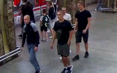 Čtveřice mužů v Praze bezdůvodně zastavila eskalátory. Seniorka kvůli nim utrpěla vážná zranění 