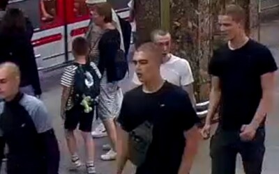 Čtveřice mužů v Praze bezdůvodně zastavila eskalátory. Seniorka kvůli nim utrpěla vážná zranění 