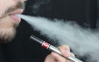 Čtvrtina Čechů kouří, mladí preferují nikotinové sáčky a e-cigarety