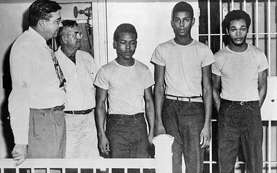 Čtyři Afroameričané obvinění ze znásilnění byli po 70 letech zproštěni viny. Jeden z nich byl 400krát střelen, druhý zabit šerifem